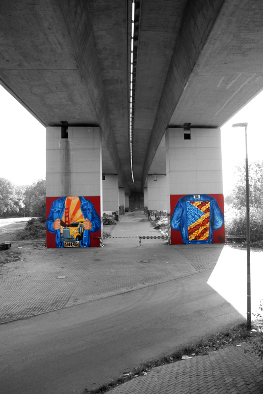 A homage to the golden state, each of both up 6 m high. In early Graffiti days Jeansjackets with a “backpiece” were very common. We choose a part of the USA flag with the other colors, filled with “Bubble Styles”.