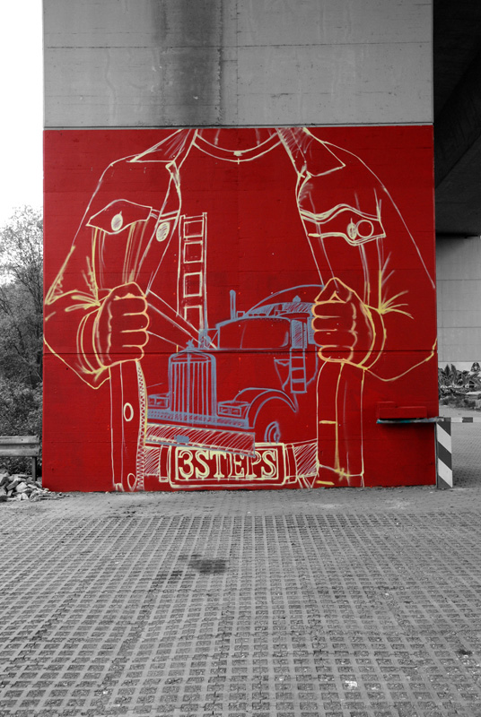 A homage to the golden state, each of both up 6 m high. In early Graffiti days Jeansjackets with a “backpiece” were very common. We choose a part of the USA flag with the other colors, filled with “Bubble Styles”.