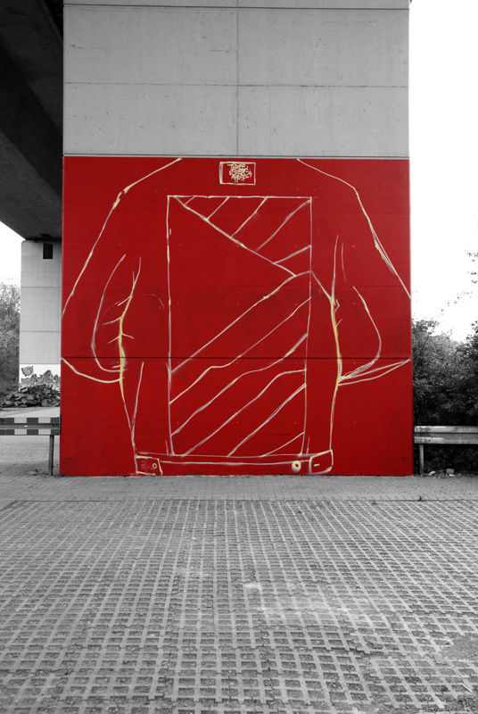 A homage to the golden state, each of both up 6 m high. In early Graffiti days Jeansjackets with a “backpiece” were very common. We choose a part of the USA flag with the other colors, filled with “Bubble Styles”.