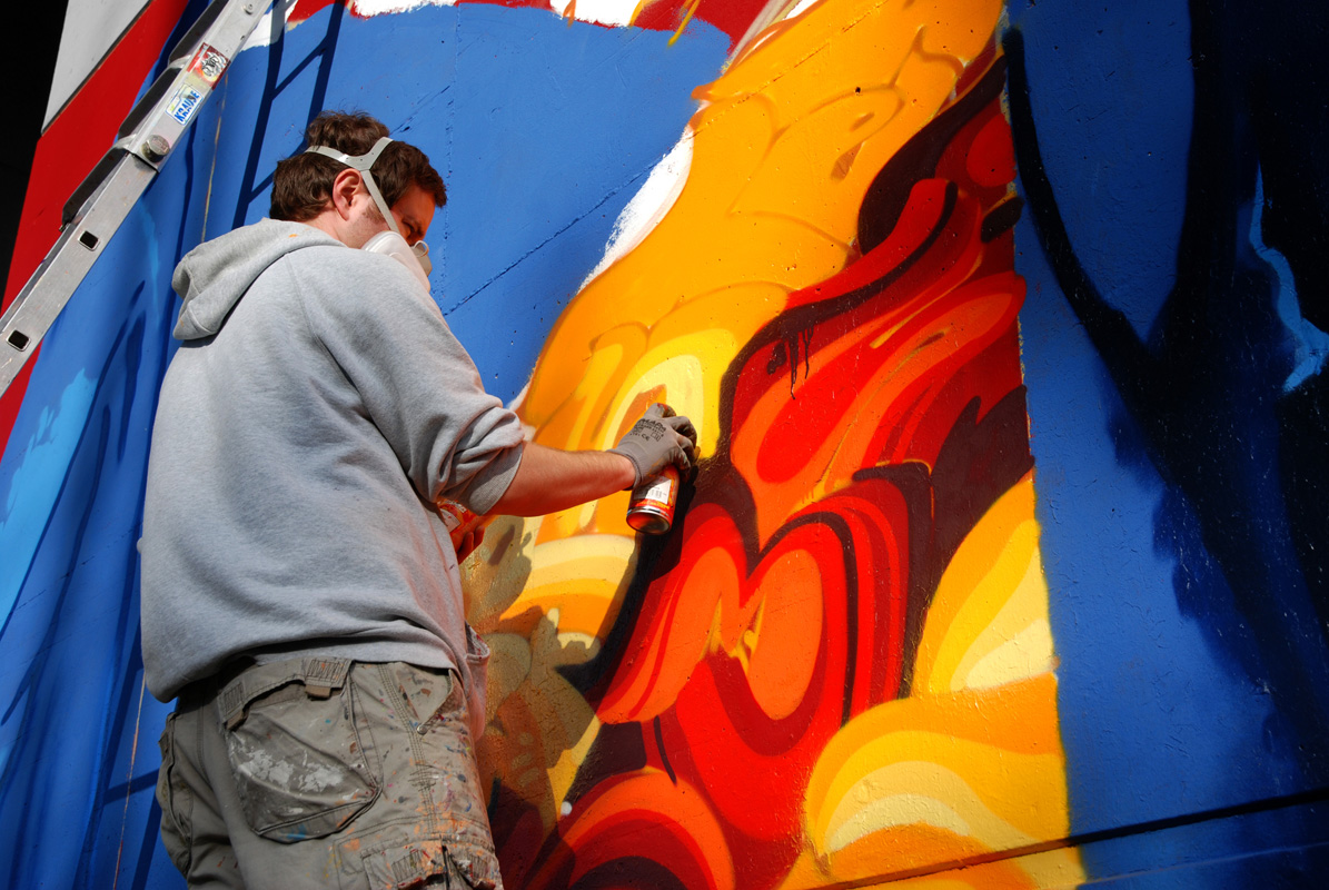 A homage to the golden state, each of both up 6 m high. In early Graffiti days Jeansjackets with a “backpiece” were very common. We choose a part of the USA flag with the other colors, filled with “Bubble Styles”.
