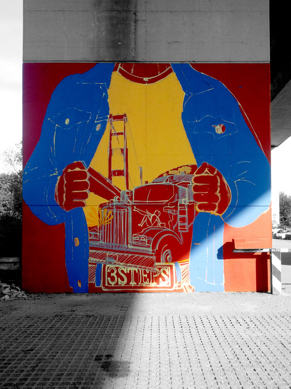 A homage to the golden state, each of both up 6 m high. In early Graffiti days Jeansjackets with a “backpiece” were very common. We choose a part of the USA flag with the other colors, filled with “Bubble Styles”.