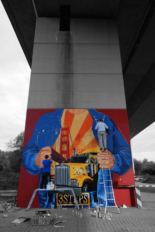 A homage to the golden state, each of both up 6 m high. In early Graffiti days Jeansjackets with a “backpiece” were very common. We choose a part of the USA flag with the other colors, filled with “Bubble Styles”.