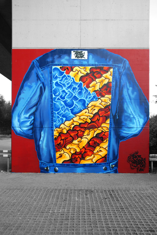 A homage to the golden state, each of both up 6 m high. In early Graffiti days Jeansjackets with a “backpiece” were very common. We choose a part of the USA flag with the other colors, filled with “Bubble Styles”.